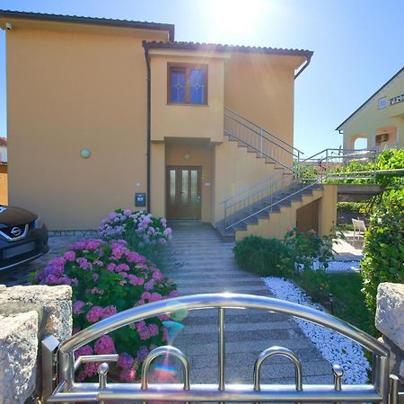 Apartment Bazina - Airconditioning, Parking, 500M From The Beach Krk Town Extérieur photo